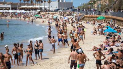 Море в Израиле кипит: вода прогрелась до 32 градусов