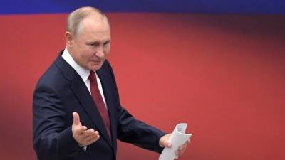 Владимир Путин поздравил россиян с Днем государственного флага