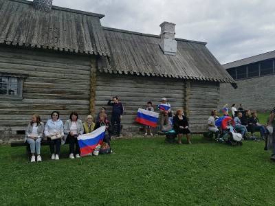 Старая Ладога встречает гостей в День флага России