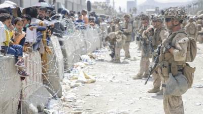 Хаос в Кабуле: семерых человек задавили в аэропорту