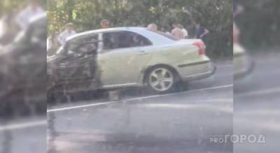 В Чувашии четыре машины попали в аварию: "Водителя на скорой увезли, а пассажира доставали и не могли - зажало его"