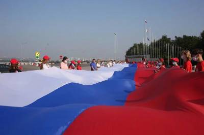 На южном въезде в Ростов развернули 60-метровый флаг