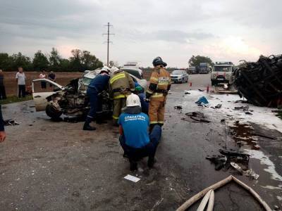 В Сальском районе в ДТП с грузовой ГАЗелью и легковушкой погибли трое взрослых и два ребенка