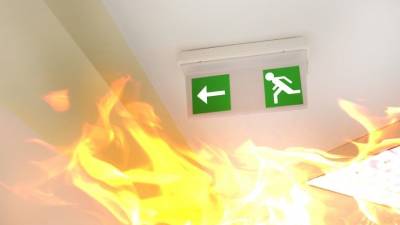Объятая пламенем детская комната в подмосковном ТЦ попала на видео