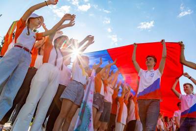 В «Орленке» создали большое арт-полотно в цветах российского триколора – Учительская газета