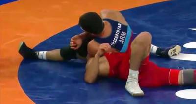 Уложил азербайджанца на обе лопатки: борец из Армении завоевал бронзу на ЧМ (U-21) – видео