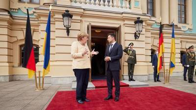 Захарова объяснила отсутствие флага ЕС на пресс-конференции Зеленского и Меркель