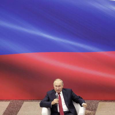 Владимир Путин принял участие в торжественной церемонии поднятия флага России