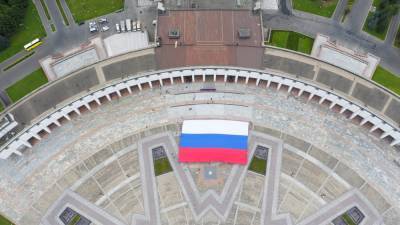 Огромный триколор развернули в Москве на Поклонной горе в честь Дня российского флага