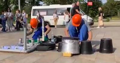В Москве заметили играющих на мусоре музыкантов