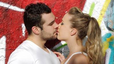Почему мужчины и женщины испытывают разные эмоции во время поцелуя