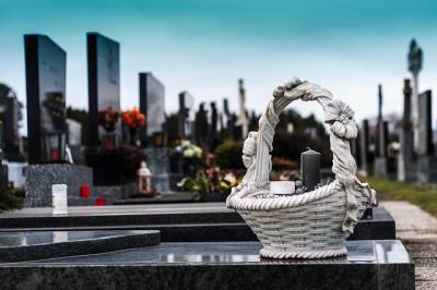 Памятники на могилы в Санкт-Петербурге: учимся правильно делать выбор
