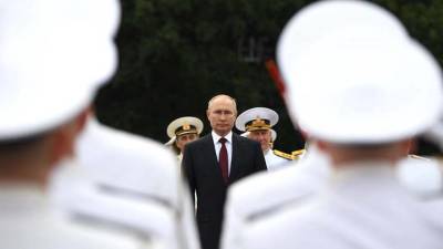 Путин предложил выплатить всем военным по 15 тысяч рублей