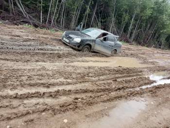 Костромские водители тонут в непроходимой грязи по пути в Вологодскую область