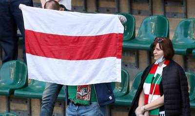 В «Лужниках» задержали двух болельщиков, которые вывесили флаг протестного движения Беларуси