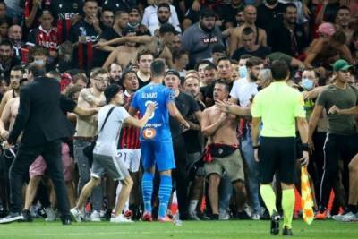 Во Франции болельщики напали на футболистов во время матча
