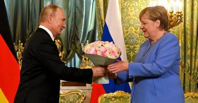 В США предположили, что Меркель на встрече с Путиным звонил Зеленский