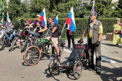 В честь флага России в Омске прошел заезд на велосипедах