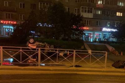 Пьяный водитель на “Хонде” врезался в лестницу и перевернулась на Красном проспекте в Новосибирске