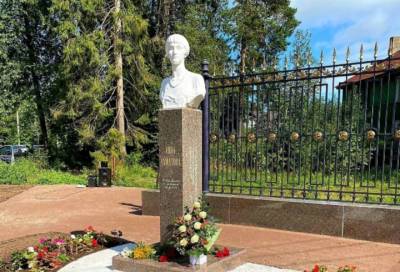 В поселке Сиверский открыли памятник Анне Ахматовой