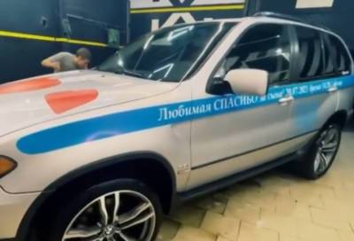 Петербуржец украсил автомобиль в знак благодарности сотруднику ДПС, который помог его беременной жене
