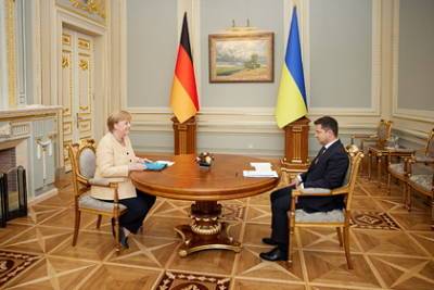 Зеленский вручил Меркель высший орден Украины