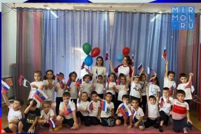 В День флага России в Кайтагском районе прошли выставки детских рисунков