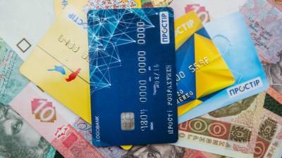 Количество безналичных операций с платежными картами выросло на треть — НБУ