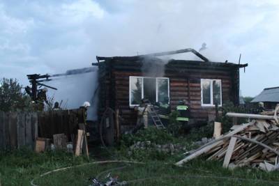 В Томской области соседи вытащили 84-летнюю женщину из горящего дома