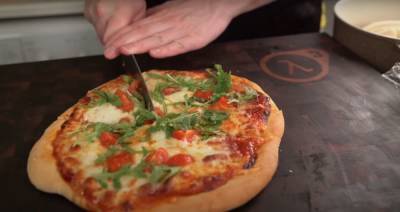 "Холодная пицца" на сковороде: необычное и вкусное блюдо для всей семьи за 5 минут – пальчики оближешь