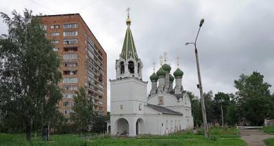 Нижегородцы устроили пьяную гулянку у церкви в центре Нижнего Новгорода