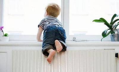 В России семьям с детьми предложили безвозмездно устанавливать защитные замки на окна