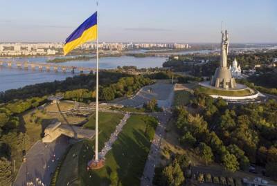 Битва флагштоков на День Независимости: самый высокий в Харькове, самый красивый - в селе Марьяновка