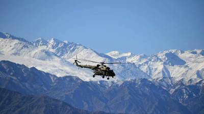 Российские военные провели учения с использованием вертолётов в горах Таджикистана