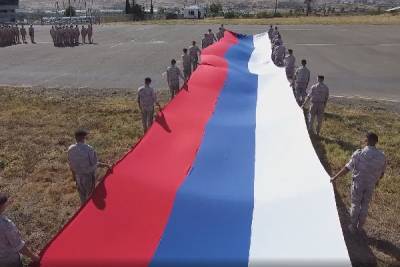 Миротворцы развернули в Нагорном Карабахе 50-метровый флаг России