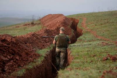 Украина сообщила о гибели своего военнослужащего под обстрелом в Донбассе