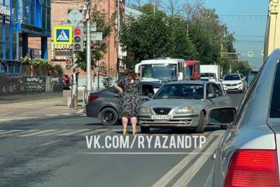 Из-за ДТП с участием Hyundai у ТРЦ «Атрон» в Рязани образовалась пробка