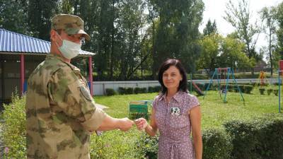 Сотрудники и военнослужащие Росгвардии поздравили ульяновцев с Днем Государственного флага России