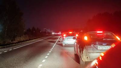 Из-за массового ДТП под Тюменью водители оказались ночью в пробке на трассе