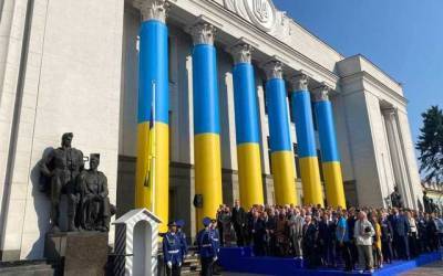 В Киеве состоялась церемония поднятия Флага Независимости Украины