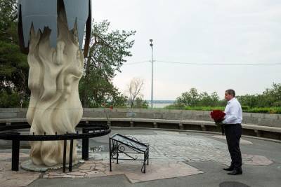Бочаров почтил память погибших при бомбардировке Сталинграда