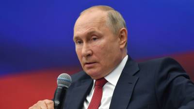 Путин поручил вернуть детские пособия, списанные за долги