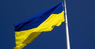В Киеве ветераны подняли самый большой флаг Украины, а Зеленский – в селе Марьяновка