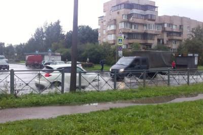 Жители Пушкина пожаловались на затопленные после ночного дождя улицы