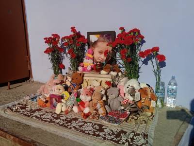 В Тюмени дядя убитой школьницы погиб, упав возле стихийного мемориала