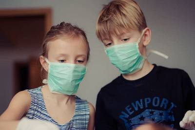 «Становится сложней»: иммунолог предупредил о массовом заражении детей коронавирусом