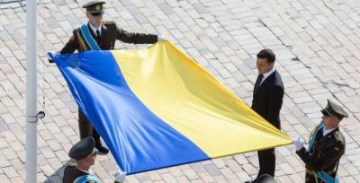 Зеленский принял участие в торжественном поднятии государственного флага на Черкасчине (видео)