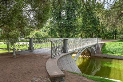 В Таврическом саду отреставрировали мост XVIII века