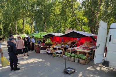 У нелегальных уличных торговцев в Академгородке изъяли 450 кг овощей