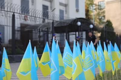 Напомнили Кремлю об убитых на Донбассе: под посольством РФ в Киеве разместили 150 украинских флагов